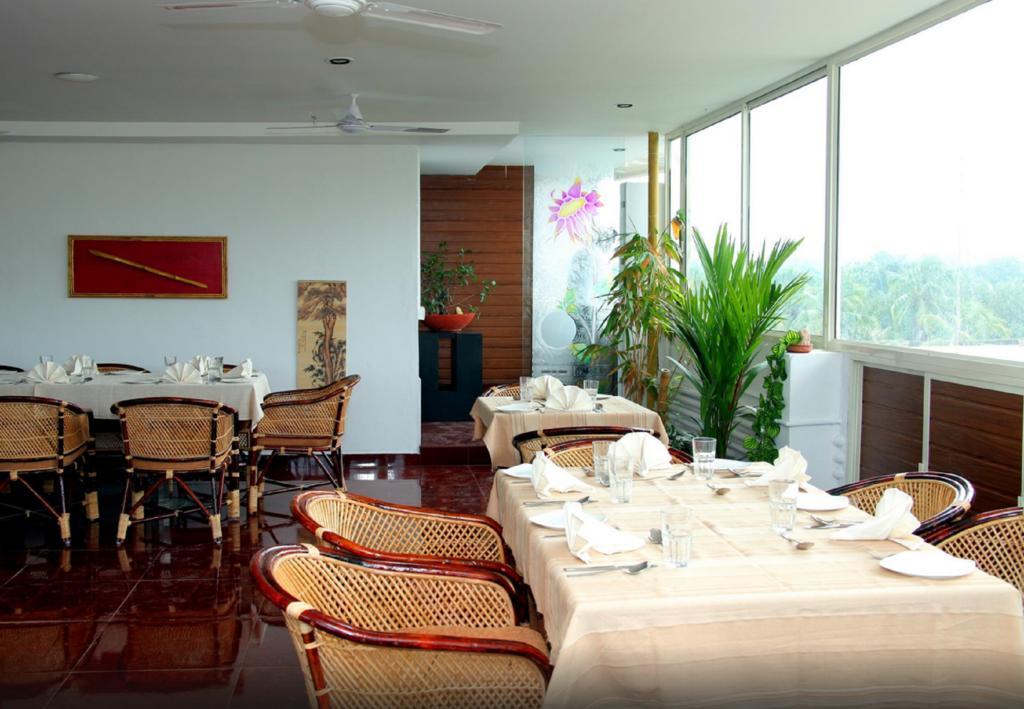 Aquarock Hotel Kazhakuttam Bagian luar foto