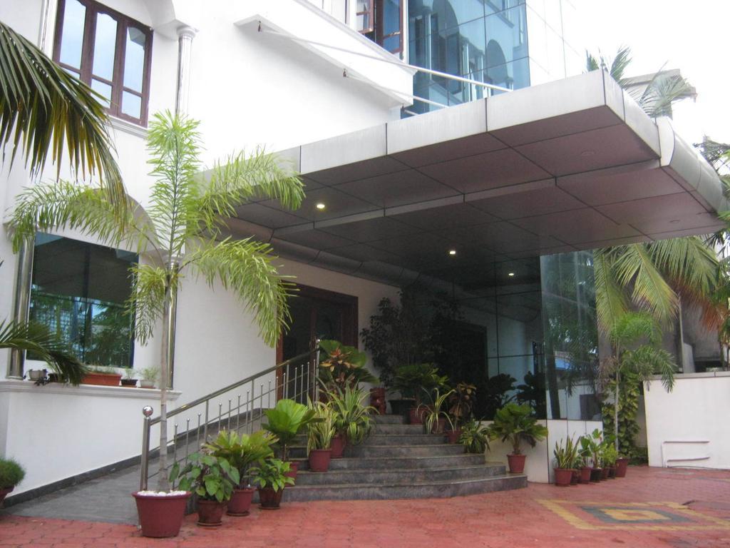 Aquarock Hotel Kazhakuttam Bagian luar foto
