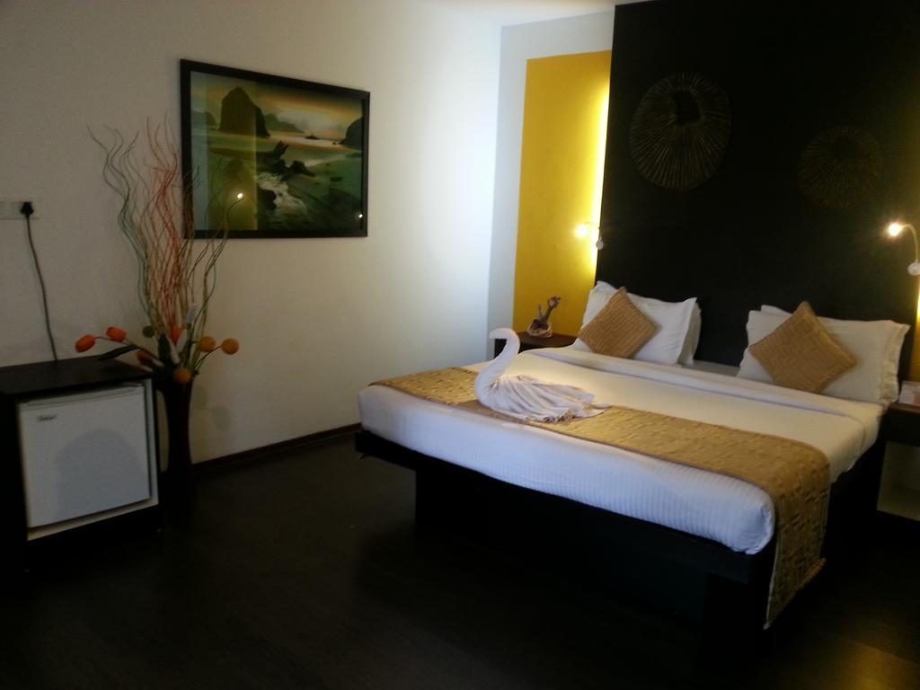 Aquarock Hotel Kazhakuttam Bagian luar foto