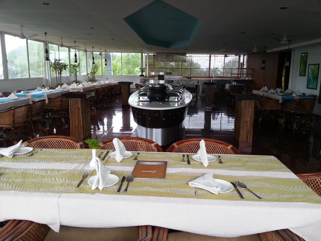 Aquarock Hotel Kazhakuttam Bagian luar foto