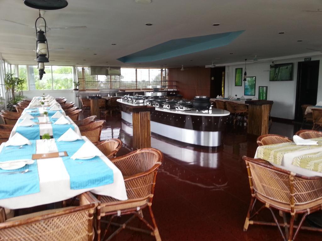 Aquarock Hotel Kazhakuttam Bagian luar foto