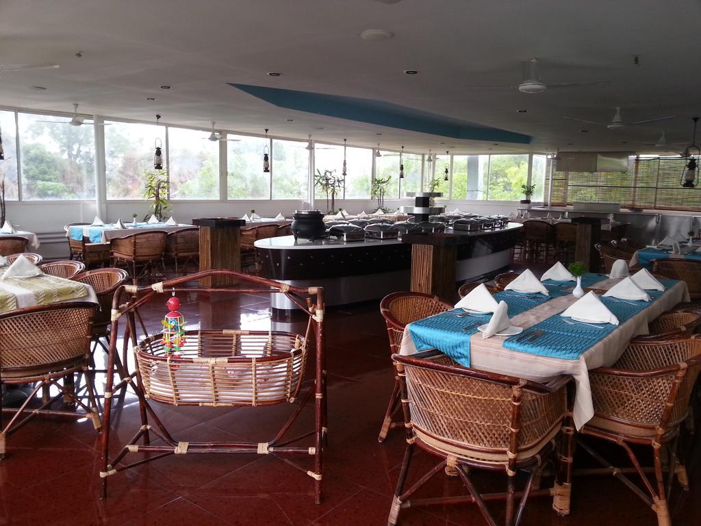 Aquarock Hotel Kazhakuttam Bagian luar foto