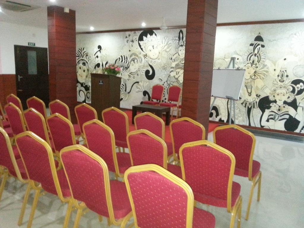 Aquarock Hotel Kazhakuttam Bagian luar foto