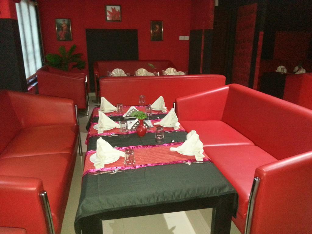 Aquarock Hotel Kazhakuttam Bagian luar foto