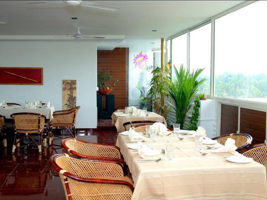Aquarock Hotel Kazhakuttam Bagian luar foto