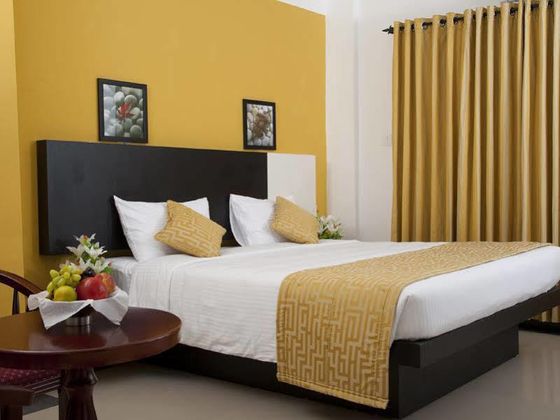 Aquarock Hotel Kazhakuttam Bagian luar foto